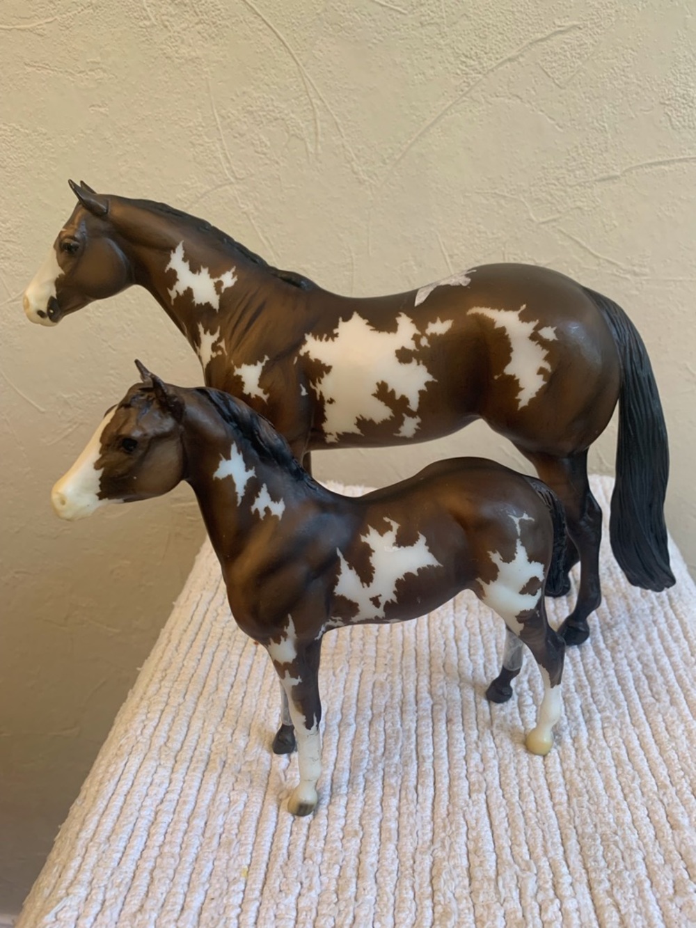 Breyer Brown and White Pinto Horse Pair Action Figures